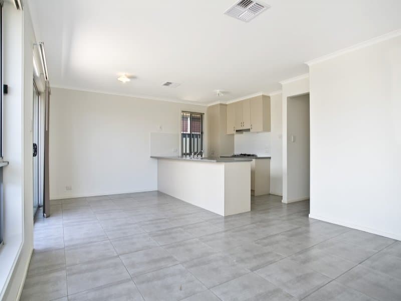 8 Glenrowan Street, Andrews Farm - Thumbnail 2