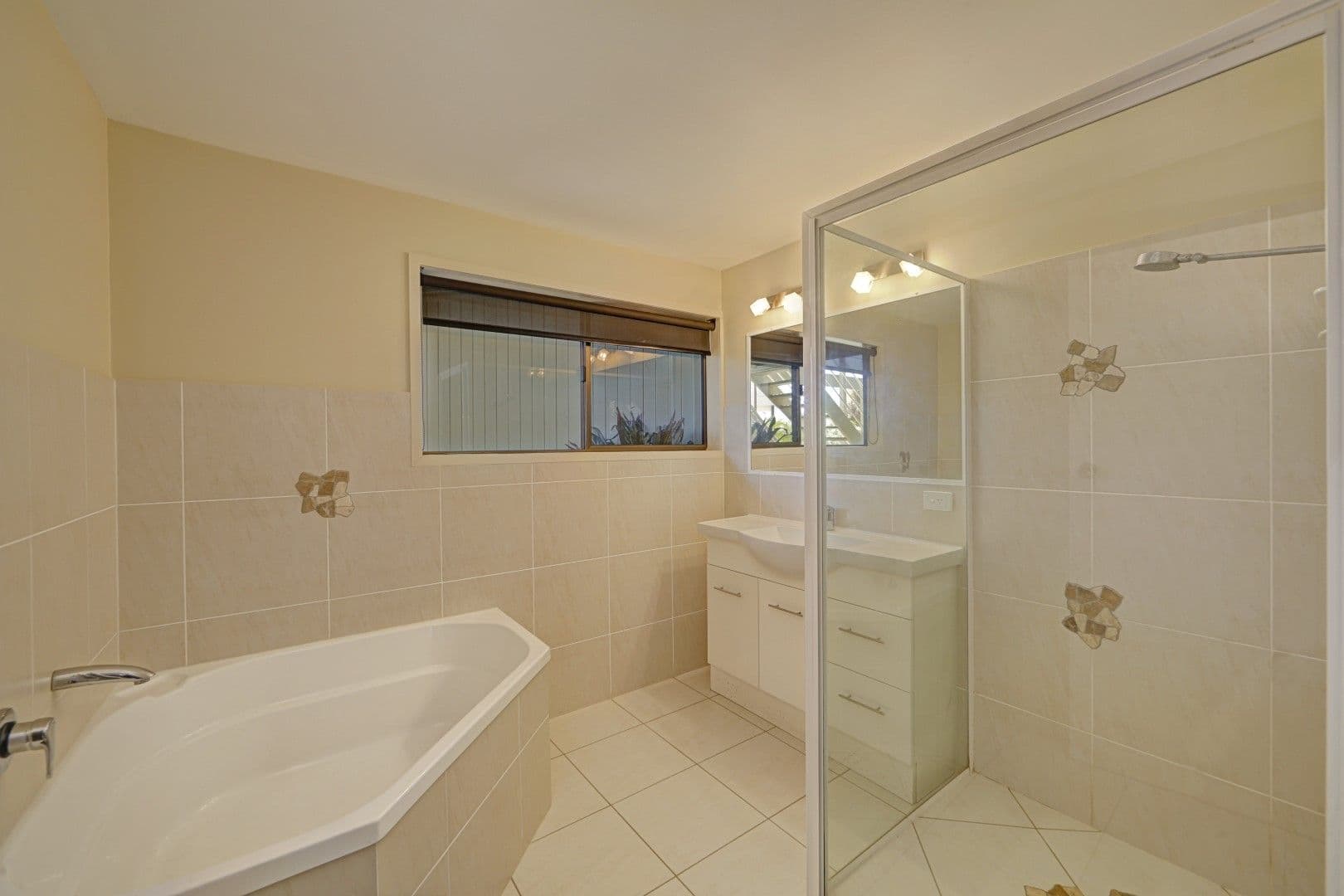 9 Hilltop Avenue, Qunaba QLD 4670, Qunaba - Thumbnail 3