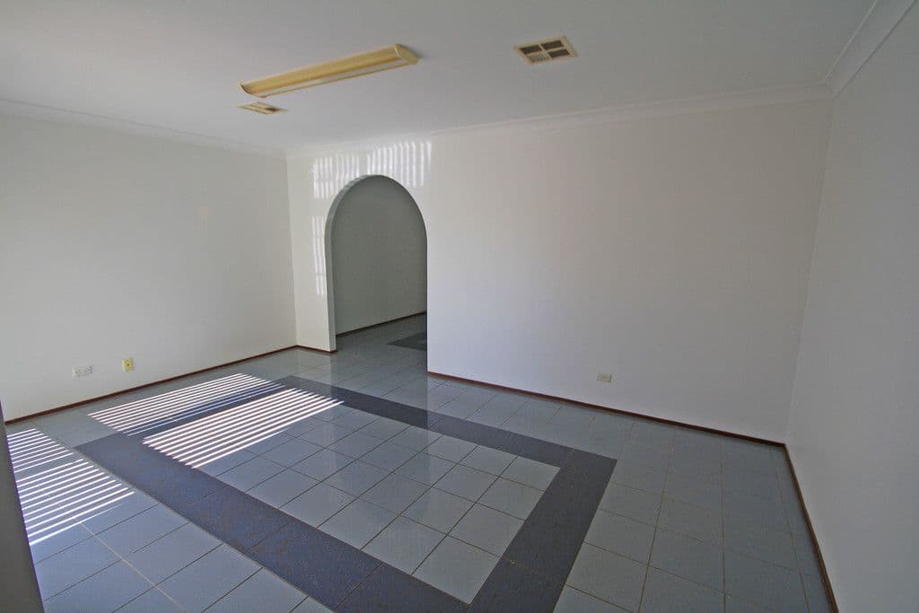 14 Cestrum Avenue, Macquarie Fields - Thumbnail 2
