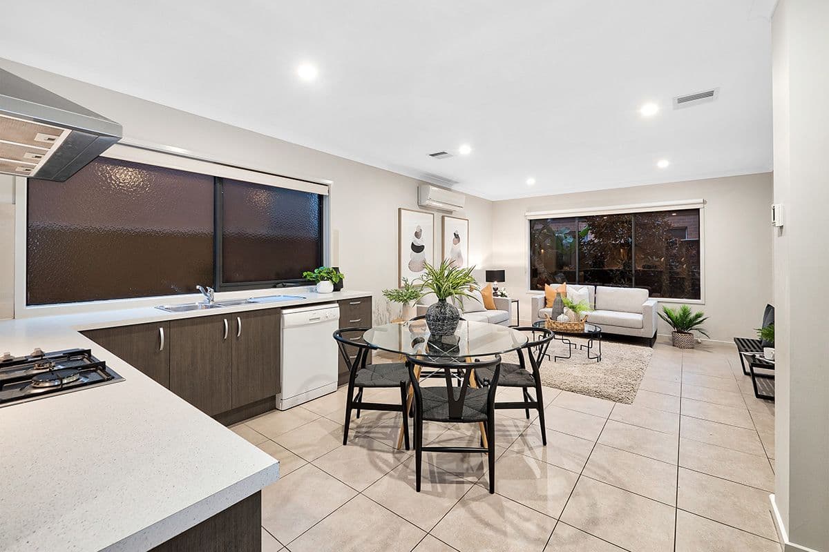 41 Royaloak Crescent, Cranbourne East VIC 3977, Cranbourne East - Thumbnail 2