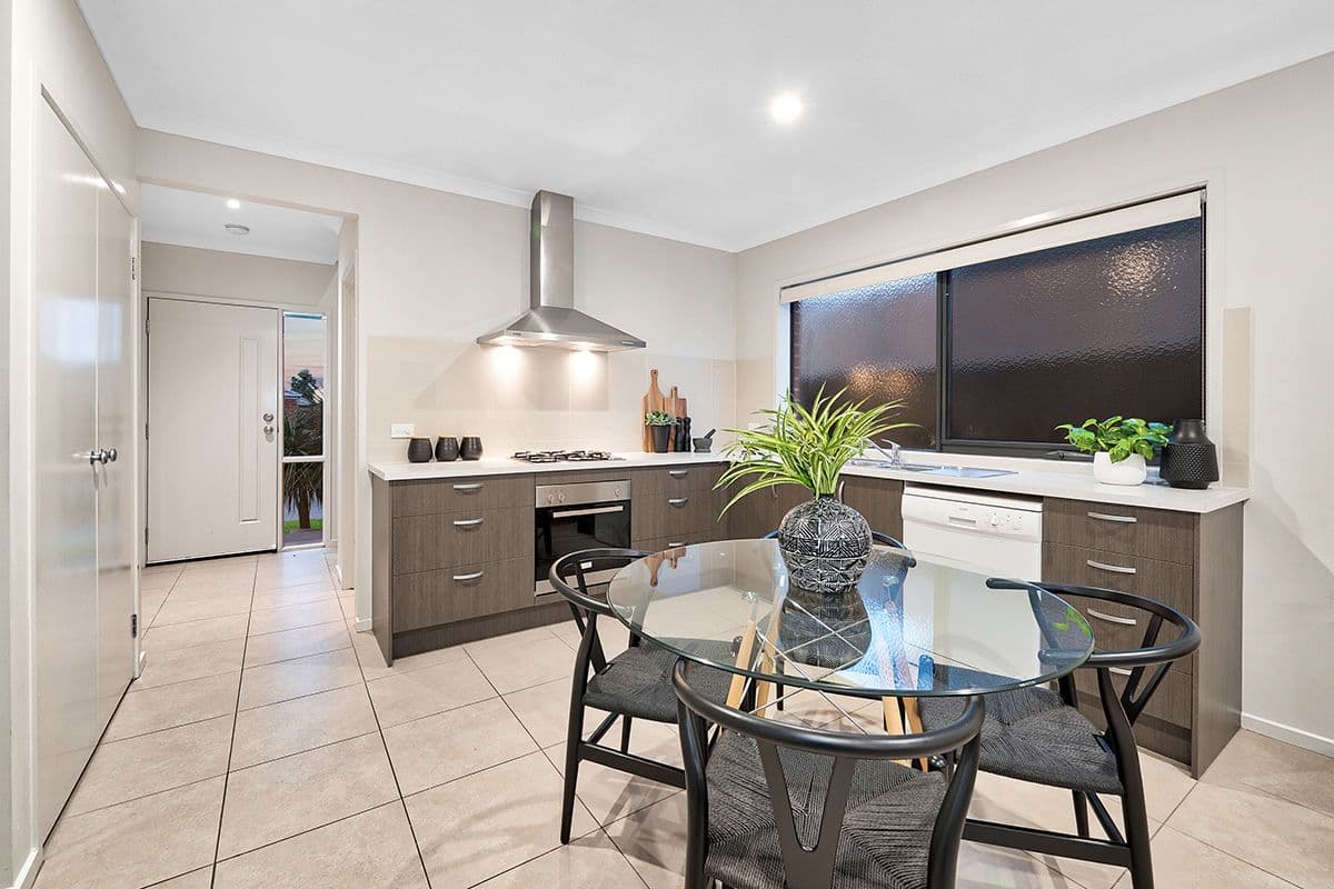 41 Royaloak Crescent, Cranbourne East VIC 3977, Cranbourne East - Thumbnail 4