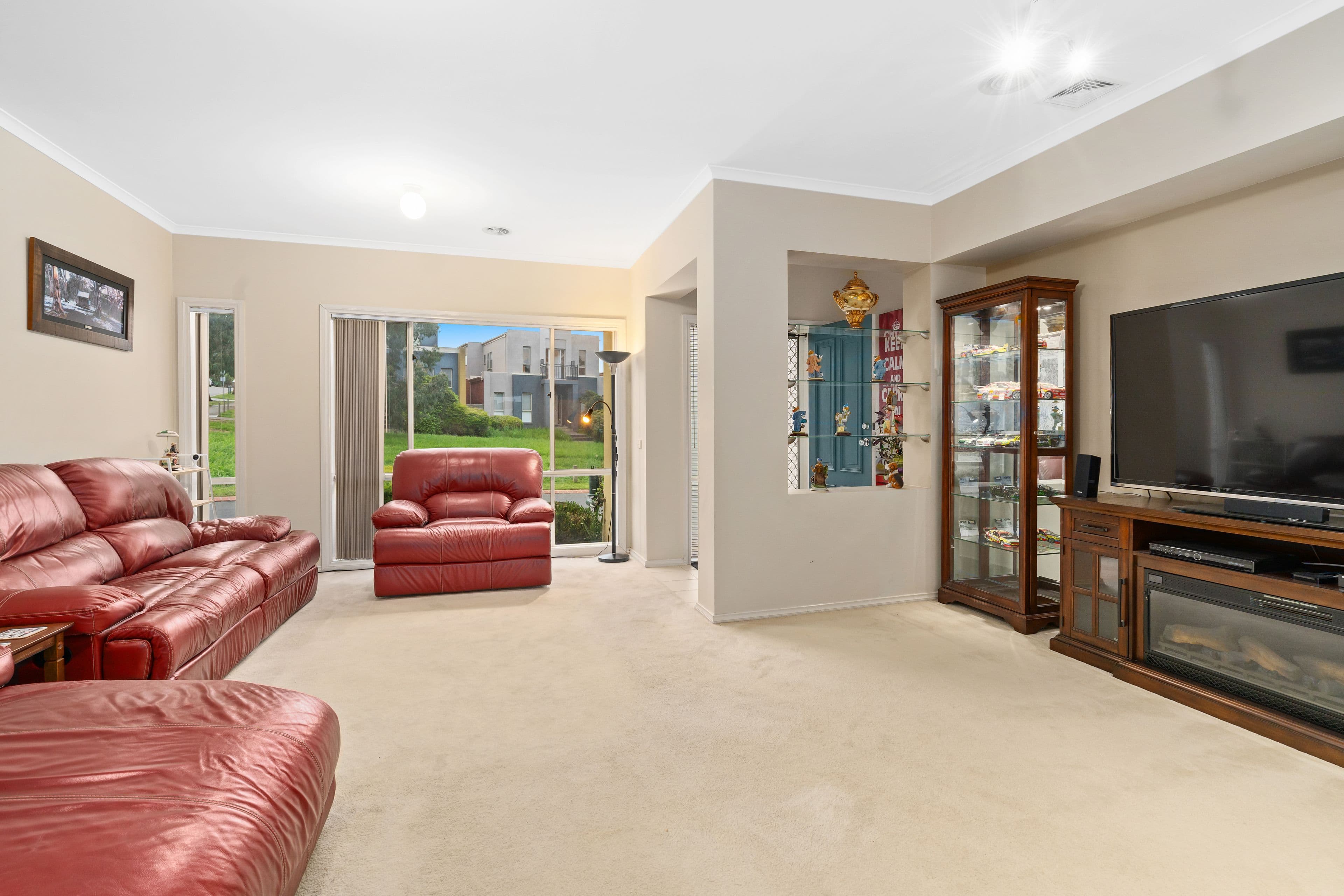 10 Redbark Hill Circuit, South Morang VIC 3752, South Morang - Thumbnail 2