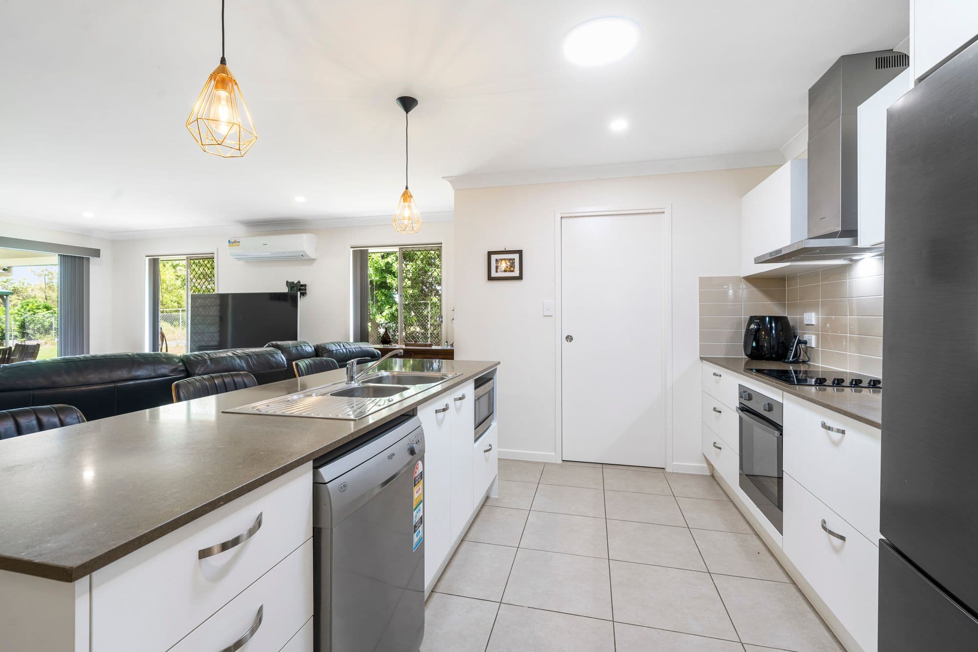 12 Edward Street, Esk QLD 4312, Esk - Thumbnail 2
