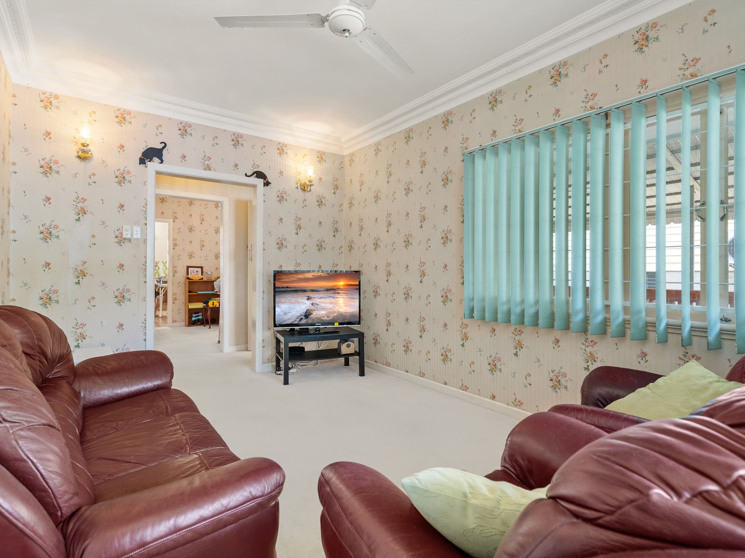 17 Iveagh Avenue, Holland Park West QLD 4121, Holland Park West - Thumbnail 2