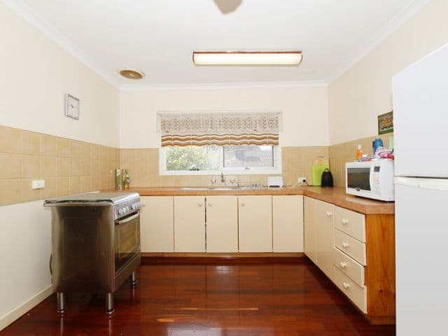 35 Lester Drive, THORNLIE WA 6108, Thornlie - Thumbnail 2