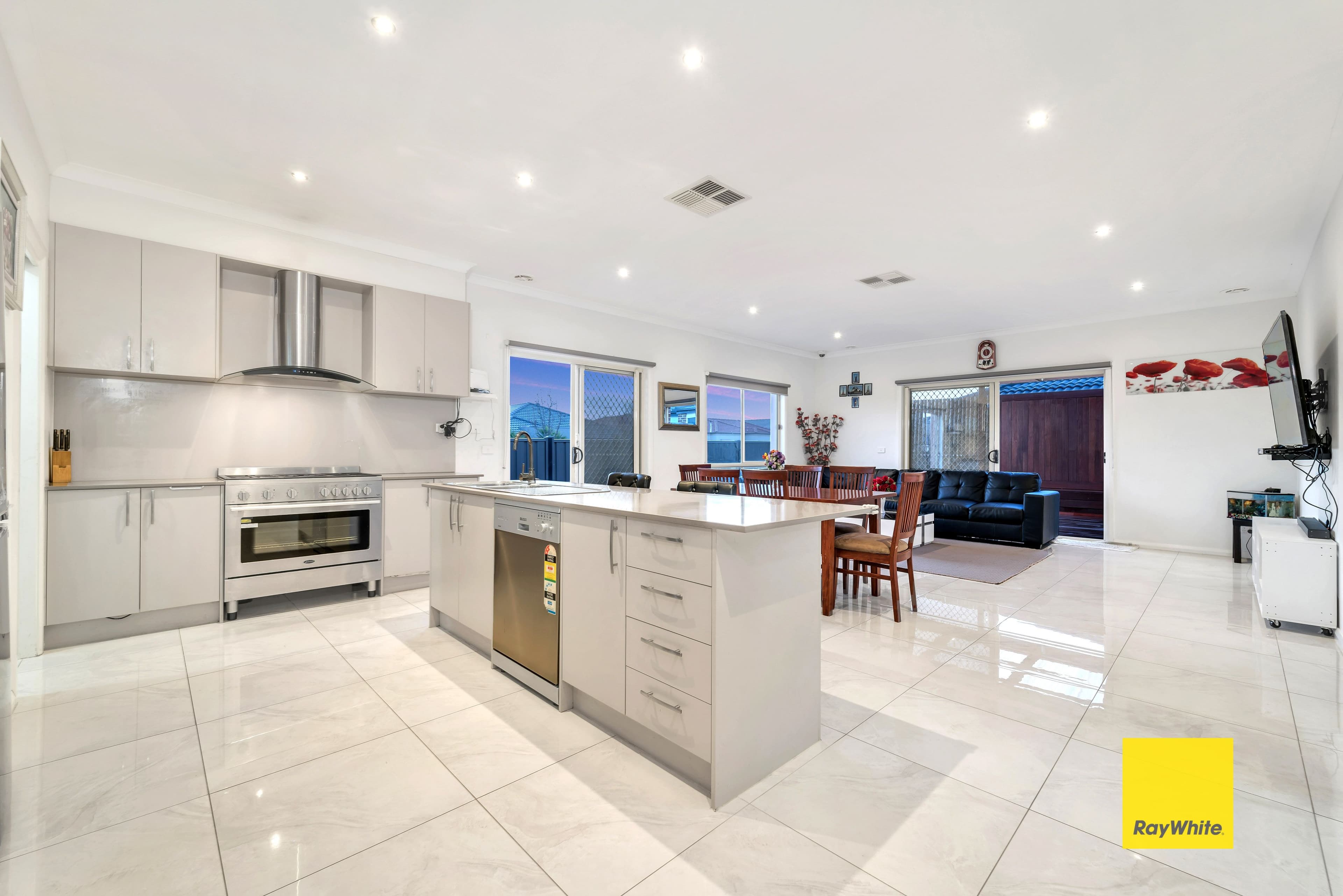 8 Canunda Way, Tarneit VIC 3029, Tarneit - Thumbnail 4