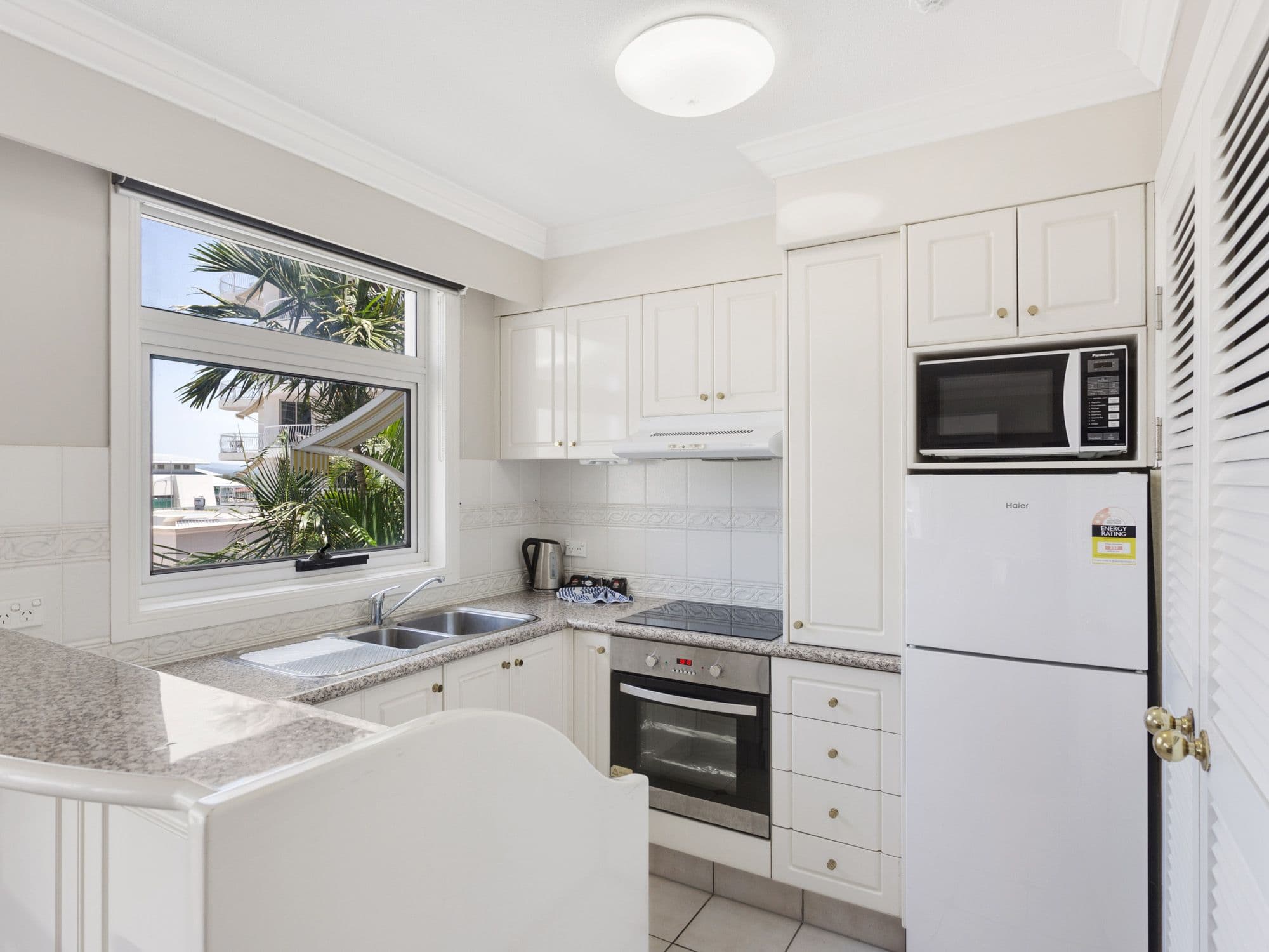 24-26 Queensland Avenue, Broadbeach QLD 4218, Broadbeach - Thumbnail 2