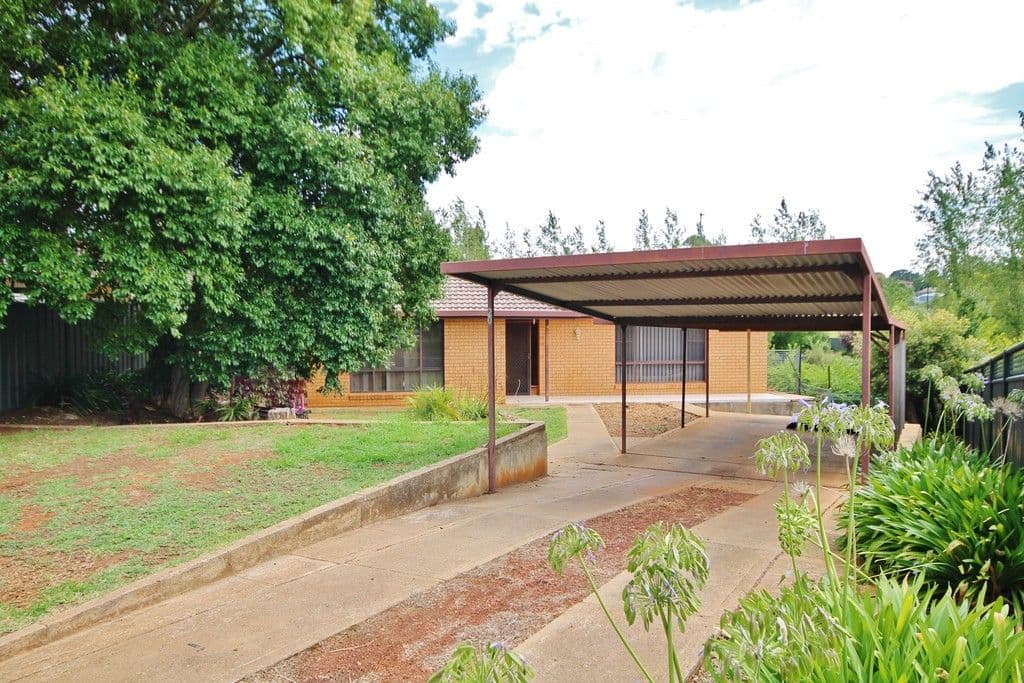 20 Crichton Crescent, Young - Image 1