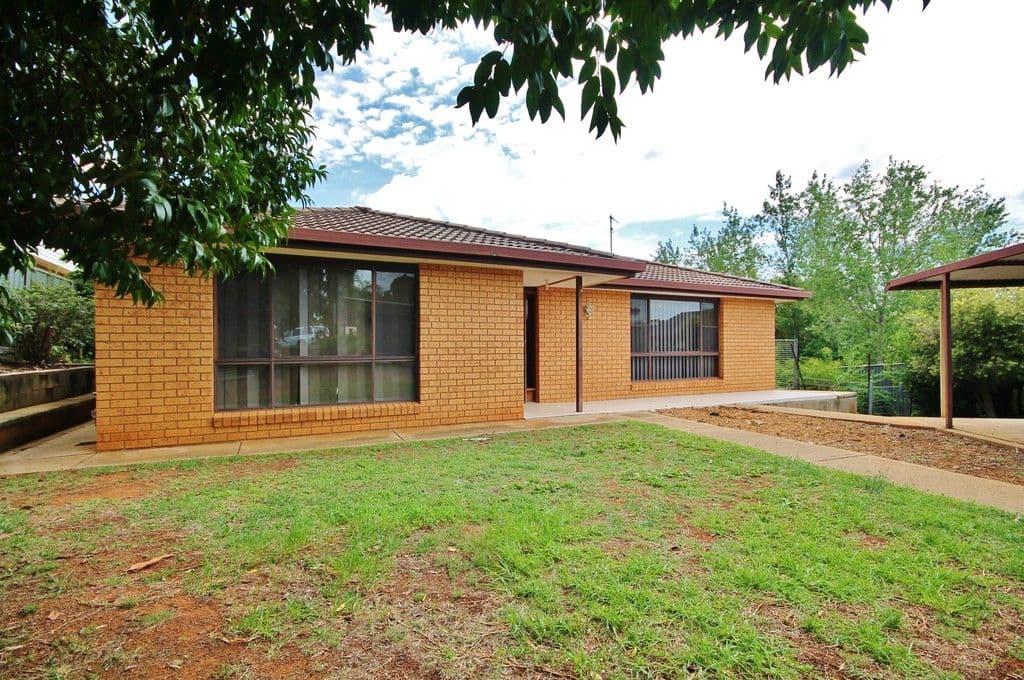 20 Crichton Crescent, Young - Thumbnail 2