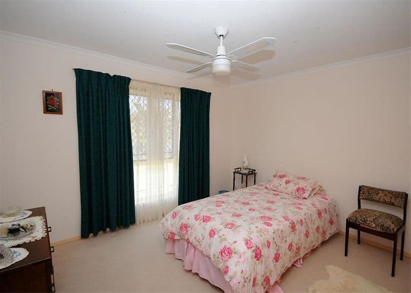 24  Bowerbird Avenue, ELI WATERS QLD 4655, Eli Waters - Thumbnail 4