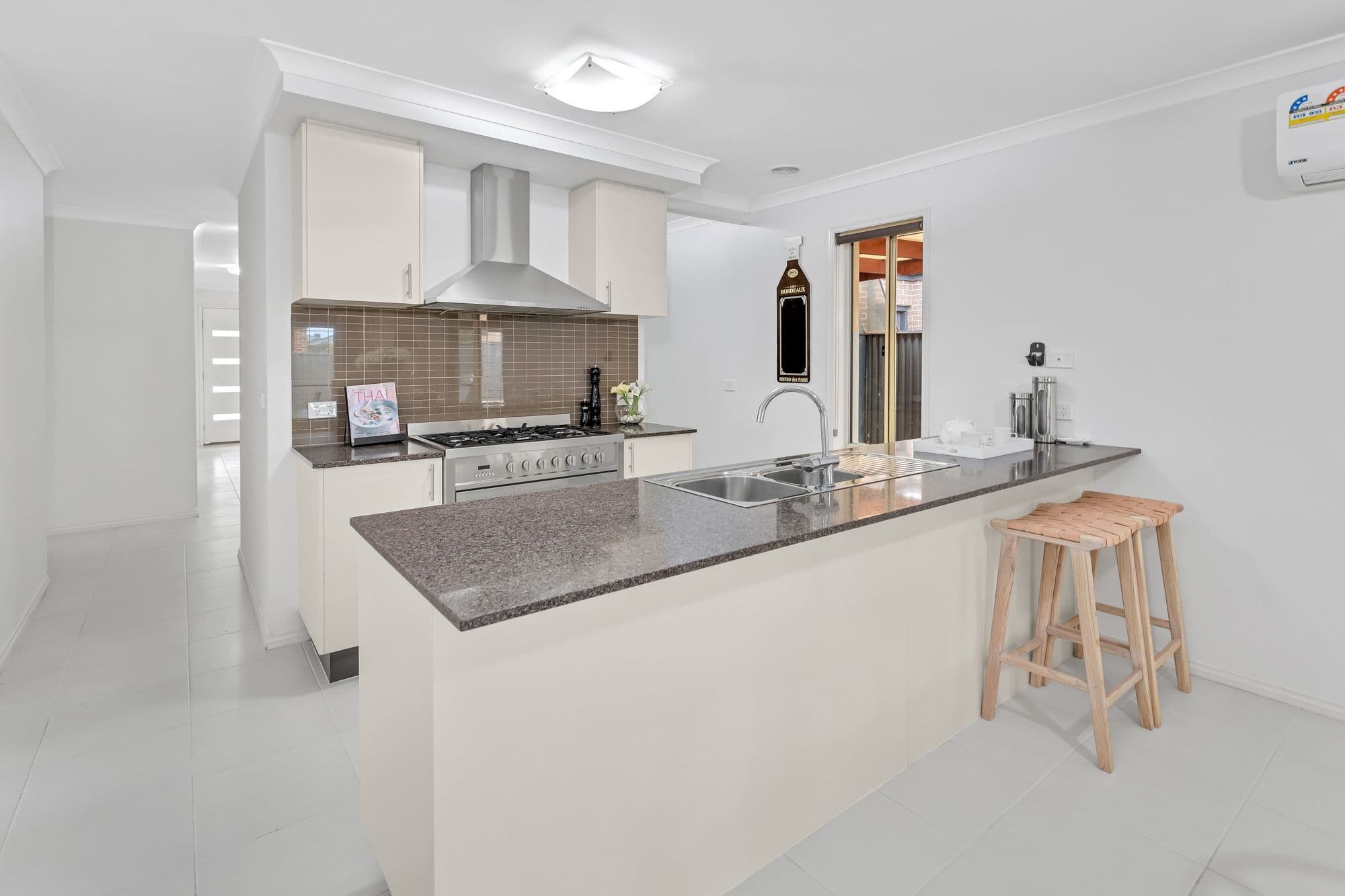 29 Holyoake Parade, Manor Lakes VIC 3024, Manor Lakes - Thumbnail 2