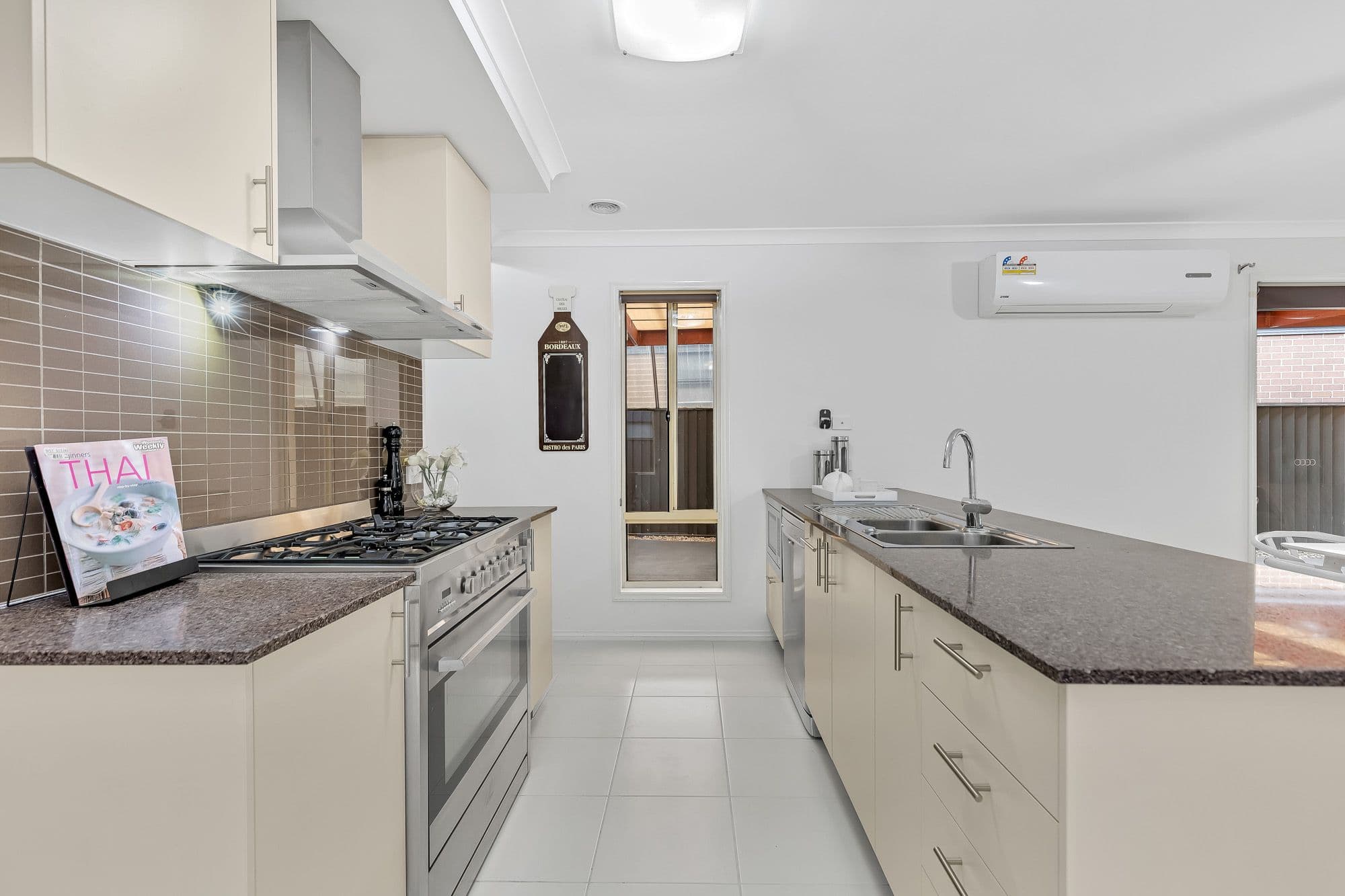 29 Holyoake Parade, Manor Lakes VIC 3024, Manor Lakes - Thumbnail 3
