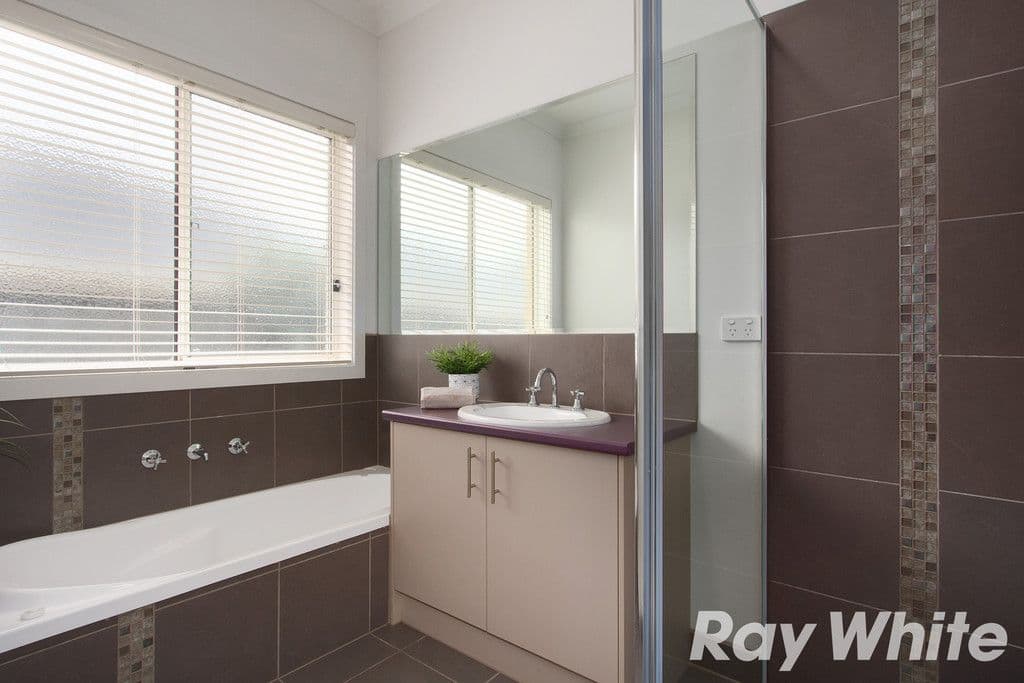 11 Bonneville Parade, Pakenham VIC 3810, Pakenham - Thumbnail 4