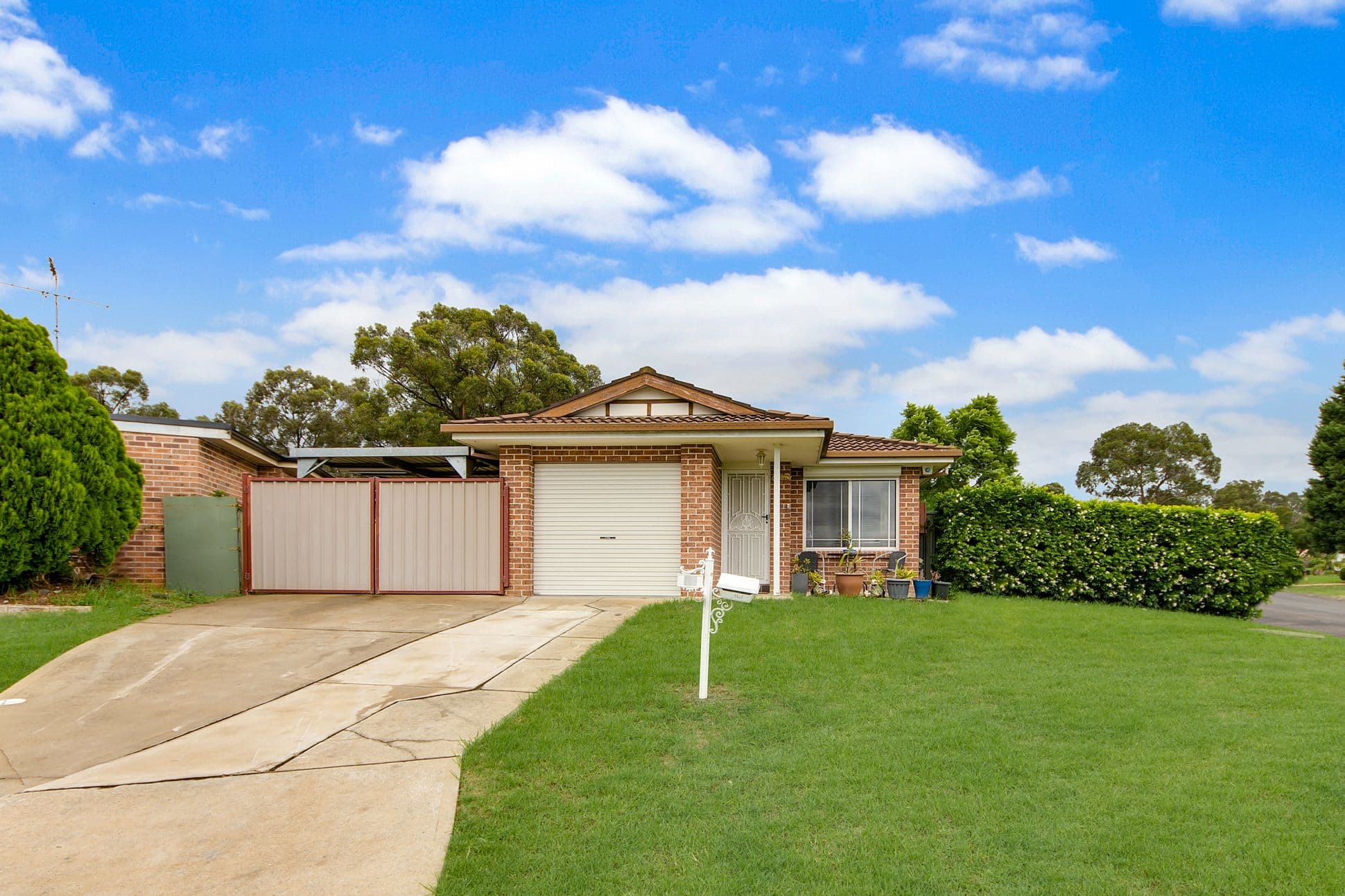 17 Davy Place, St Helens Park - Image 1
