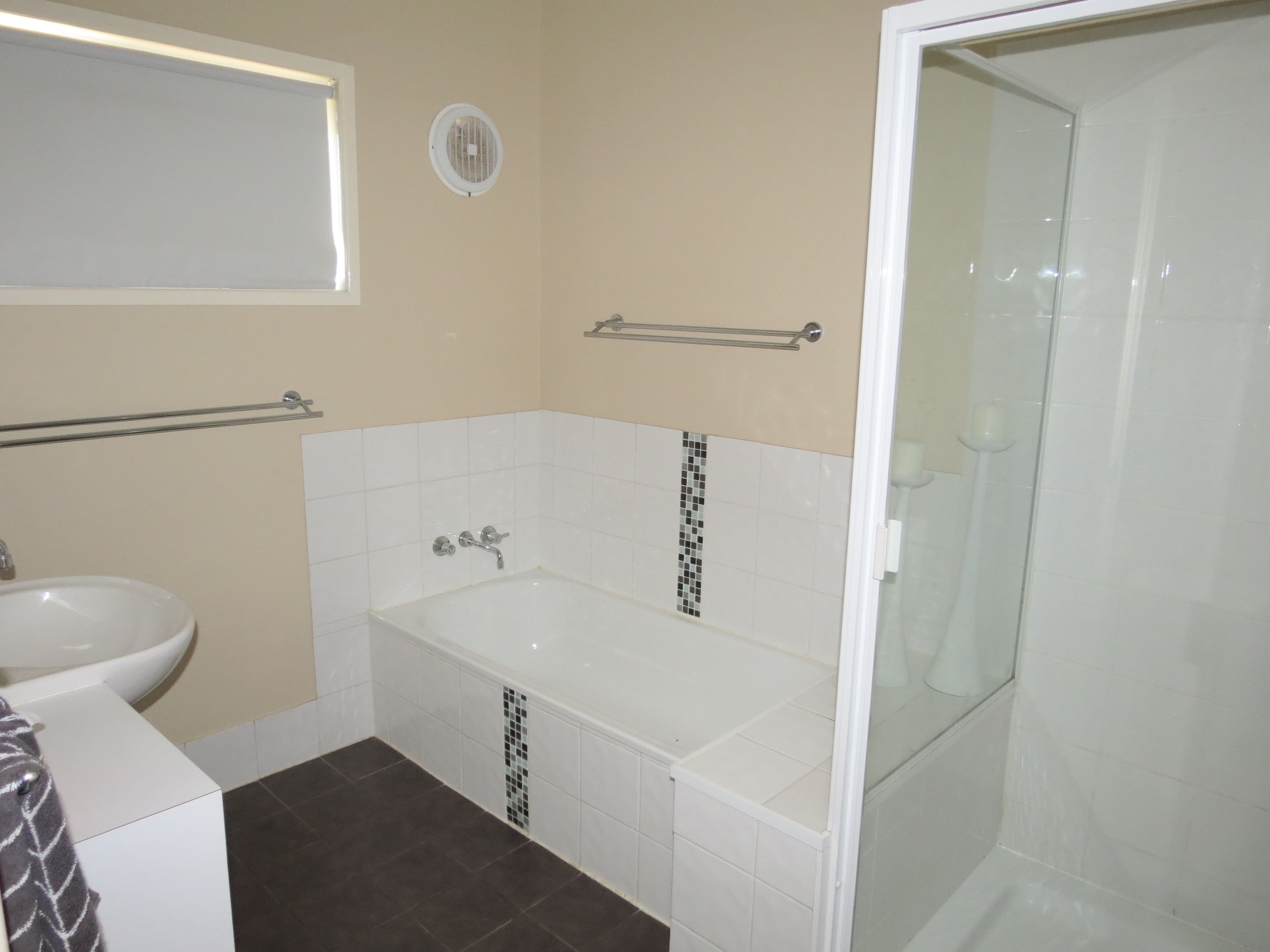 10 Barry Street, Emerald QLD 4720, Emerald - Thumbnail 6
