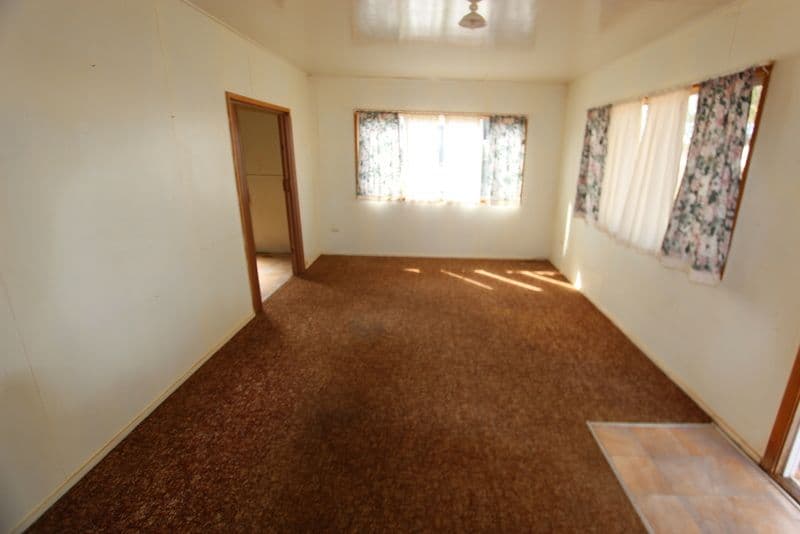 12 Hood Street, CHARLEVILLE QLD 4470, Charleville - Thumbnail 2