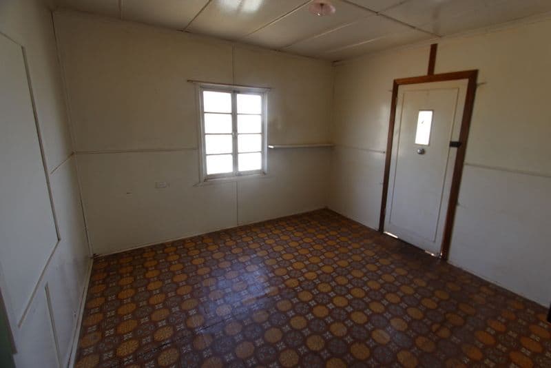 12 Hood Street, CHARLEVILLE QLD 4470, Charleville - Thumbnail 4