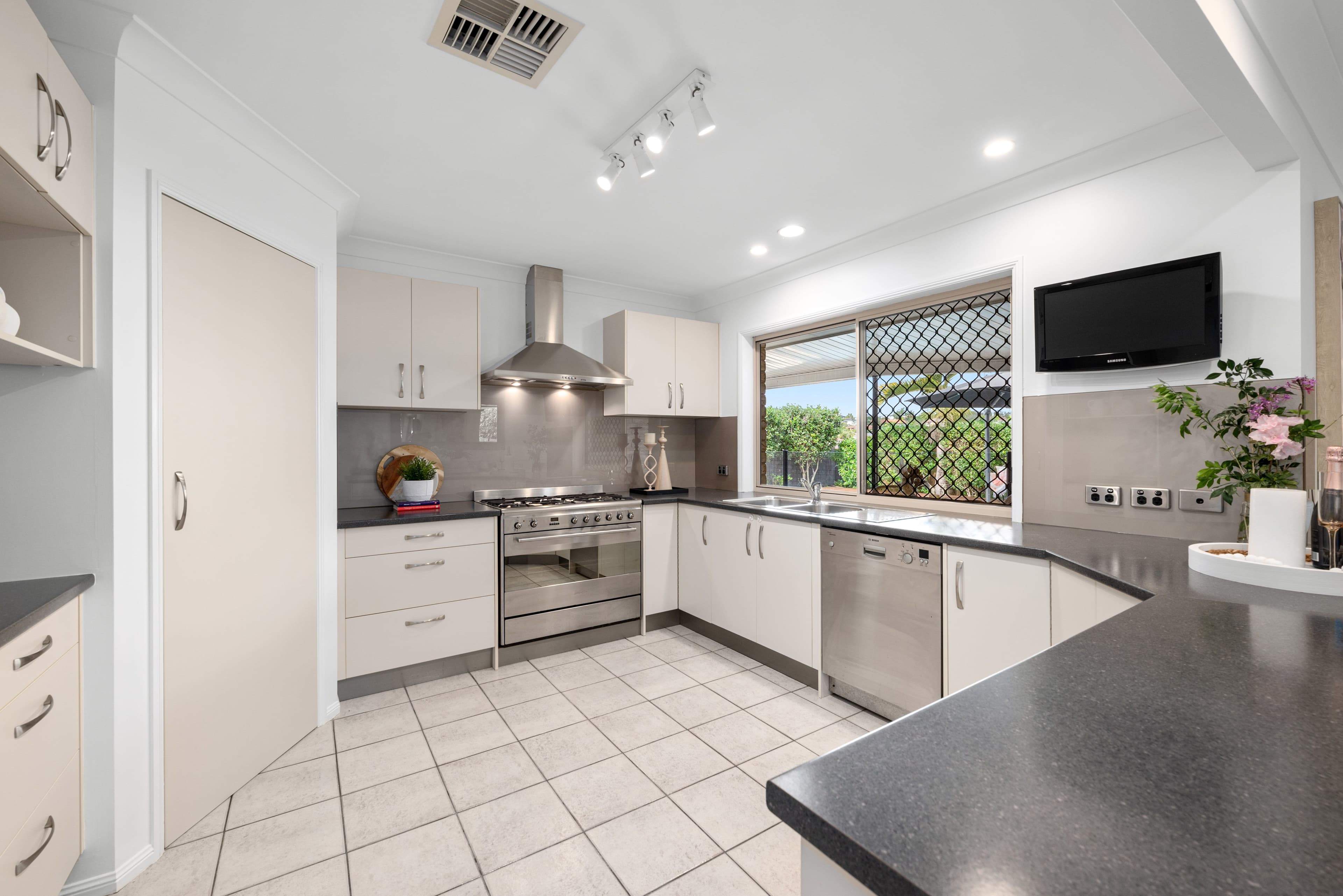 16 Berkley Place, Carindale QLD 4152, Carindale - Thumbnail 5