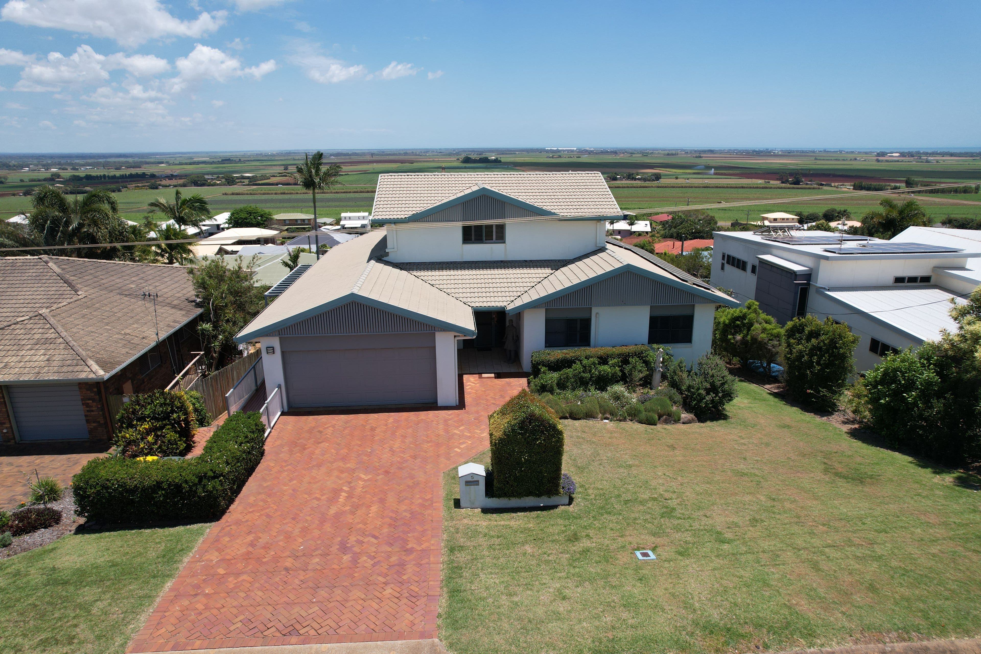 5 Hilltop Avenue, Qunaba QLD 4670, Qunaba - Thumbnail 3