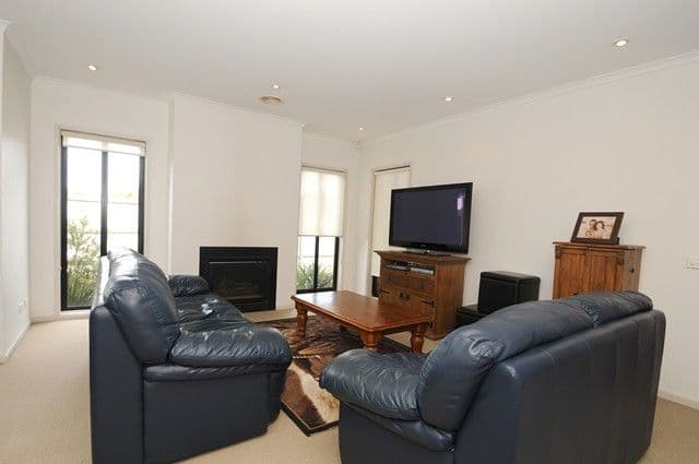 8 Thomas Carr Drive, TARNEIT VIC 3029, Tarneit - Thumbnail 2