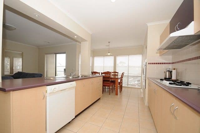 8 Thomas Carr Drive, TARNEIT VIC 3029, Tarneit - Thumbnail 3