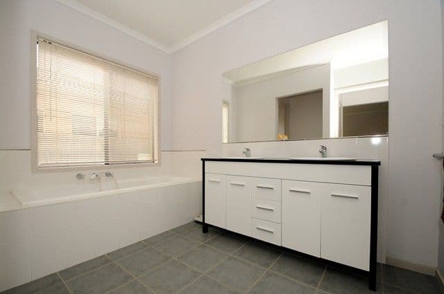 8 Thomas Carr Drive, TARNEIT VIC 3029, Tarneit - Thumbnail 5