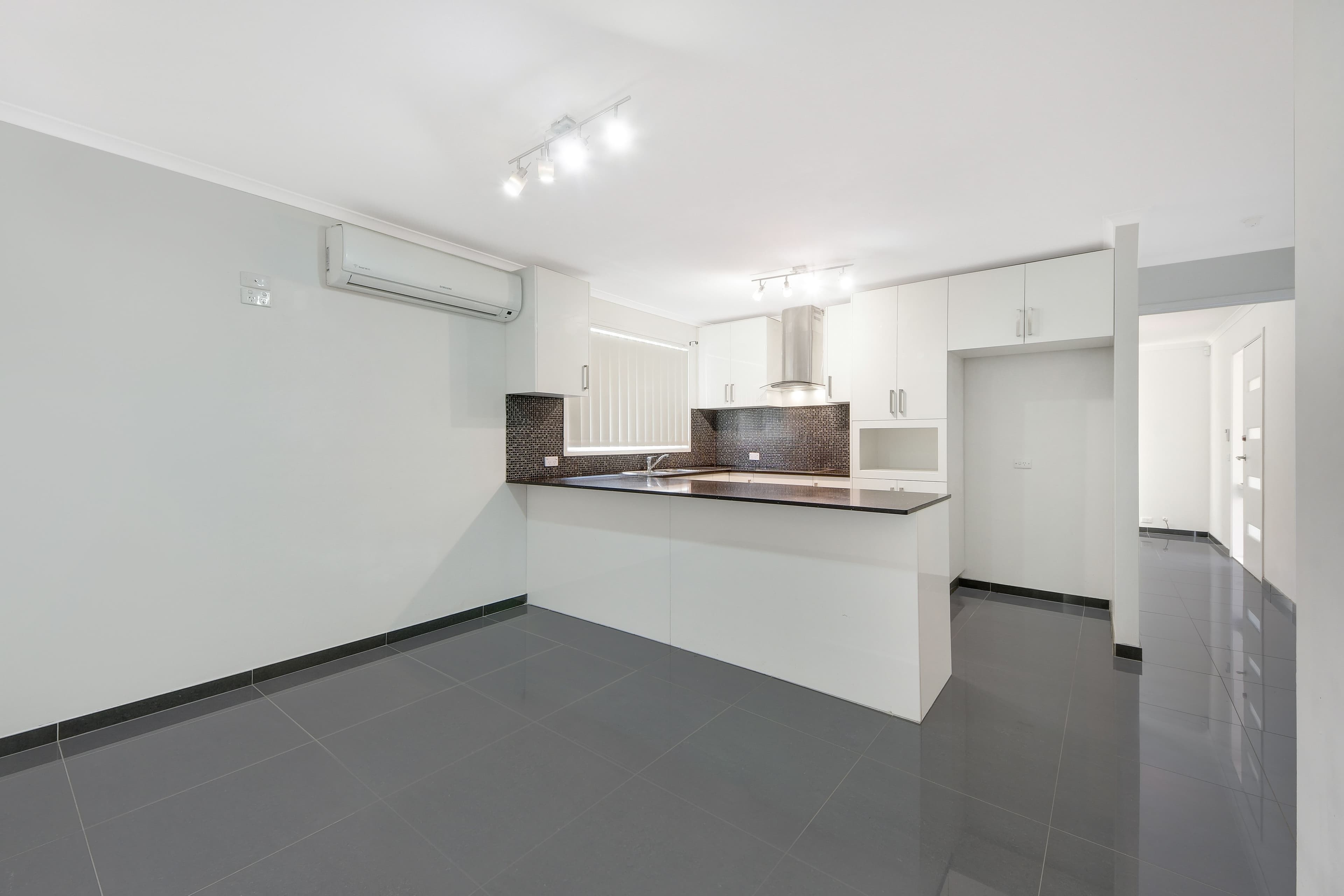 7 Spumante Close, Eschol Park - Thumbnail 3