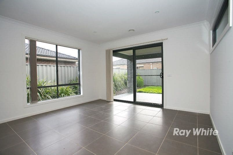 56 Bradford Drive, CRANBOURNE EAST VIC 3977, Cranbourne East - Thumbnail 8