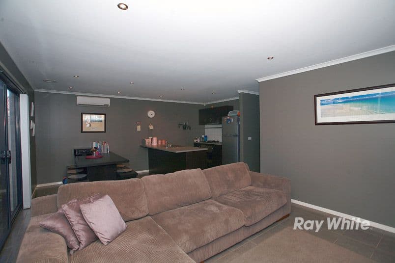 3 Mossman Drive, CRANBOURNE EAST VIC 3977, Cranbourne East - Thumbnail 2