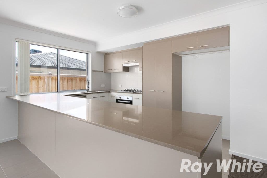 8 Naas Road, Clyde North VIC 3978, Clyde North - Thumbnail 2