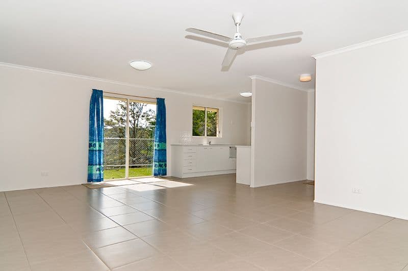 27 Panorama Drive, ROSEMOUNT QLD 4560, Rosemount - Thumbnail 3
