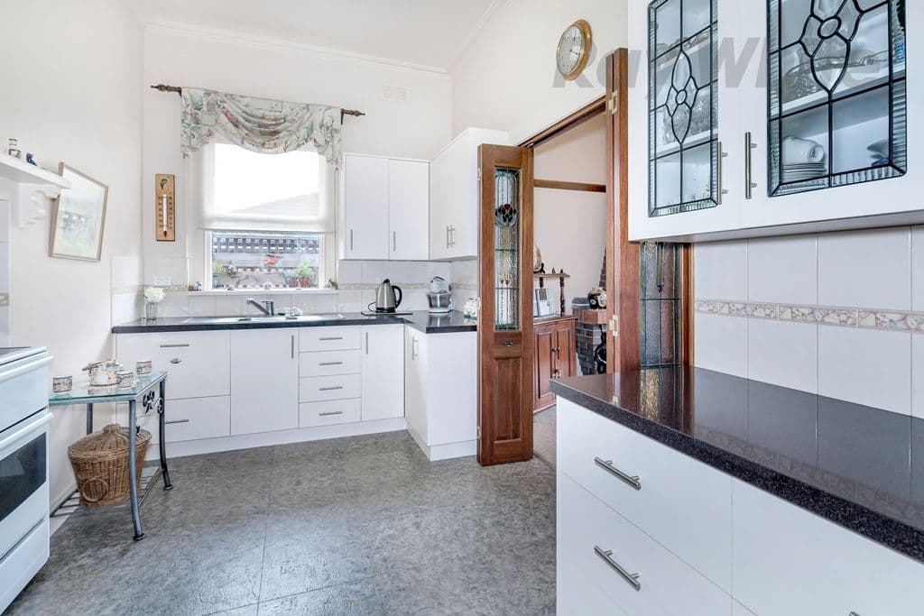 11 Brawn Avenue, Lake Wendouree VIC 3350, Lake Wendouree - Thumbnail 4