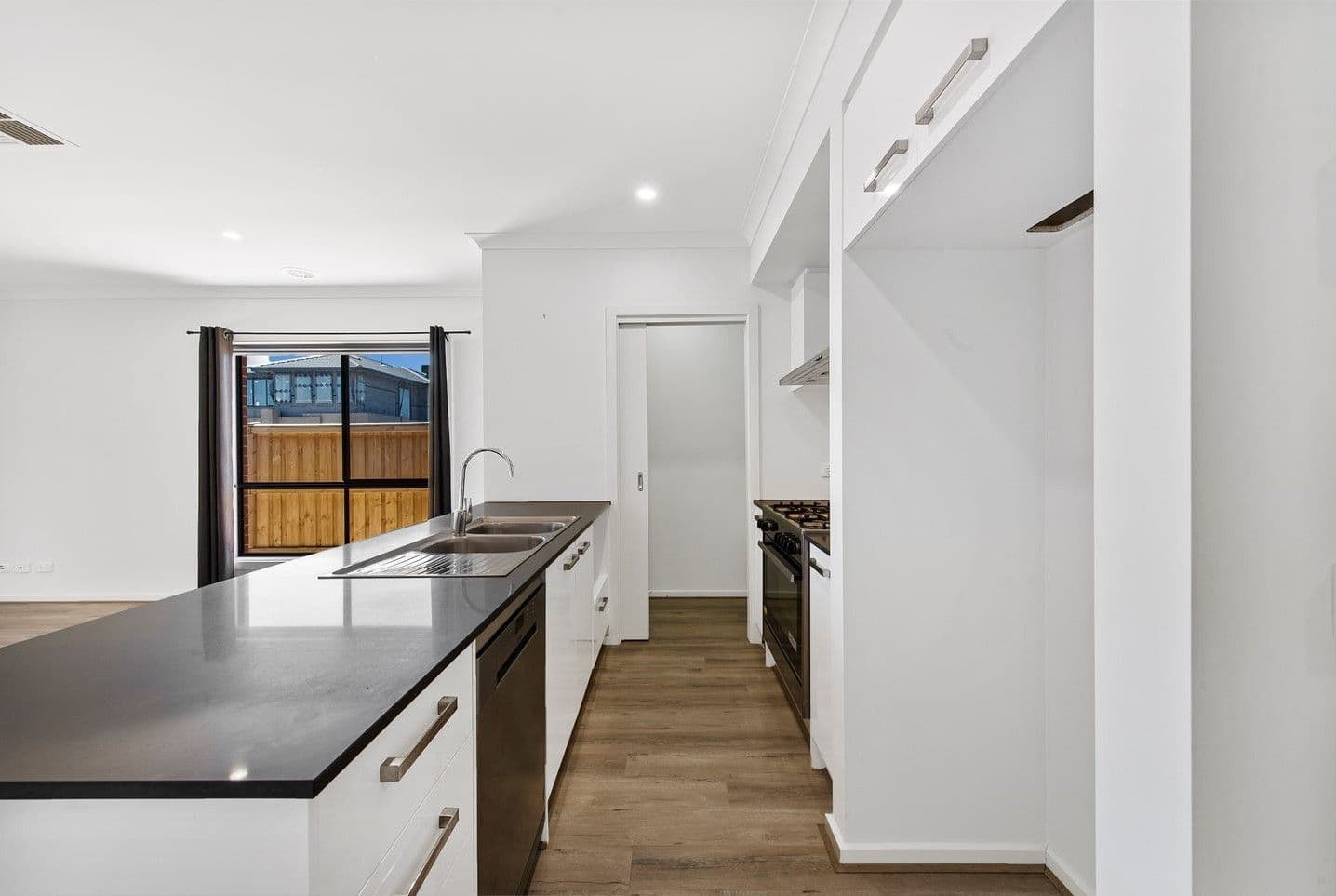 10 Gilfillan Circuit, THORNHILL PARK VIC 3335, Thornhill Park - Thumbnail 3
