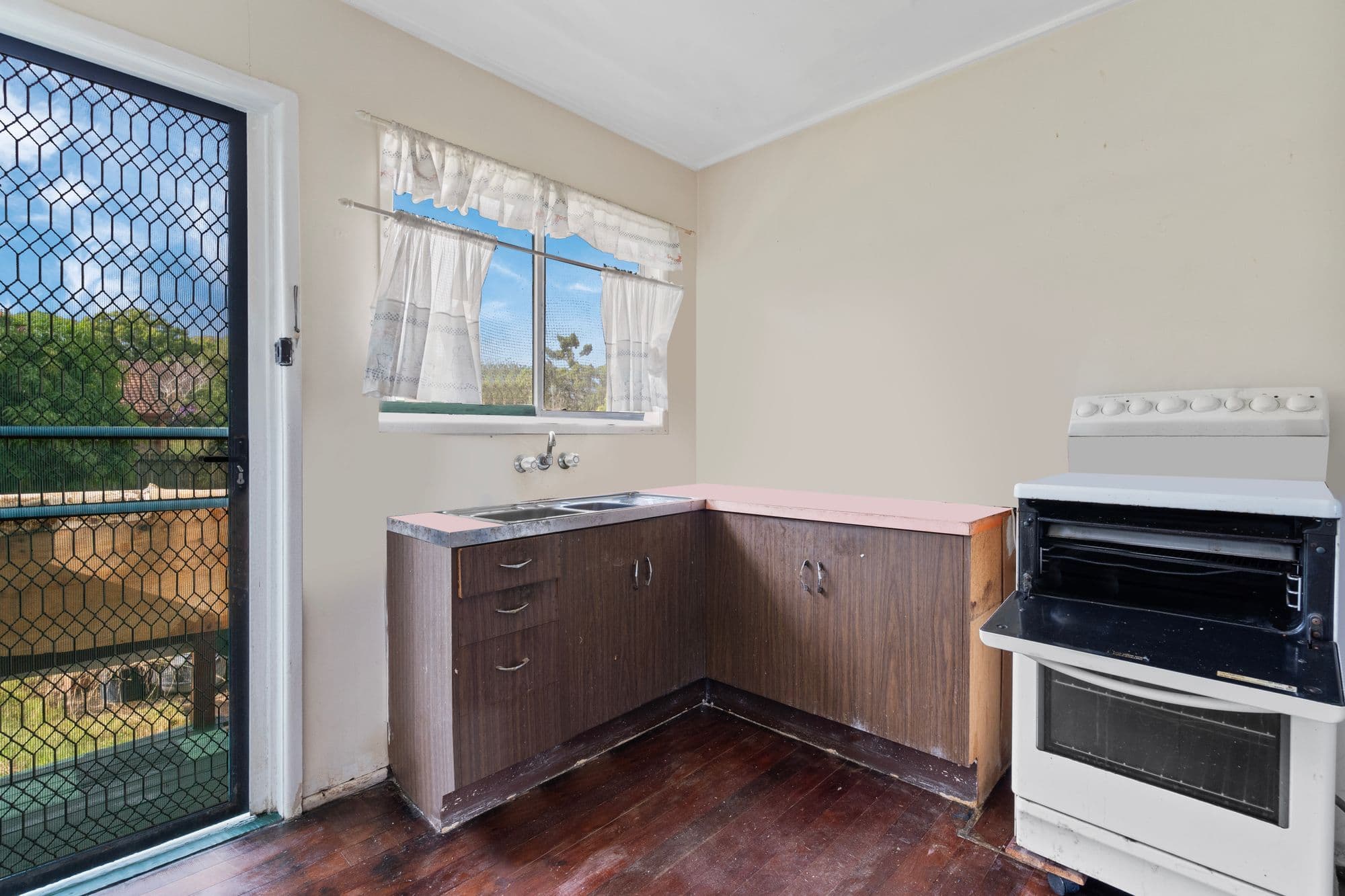 4 Whitey Street, Woodridge QLD 4114, Woodridge - Thumbnail 6