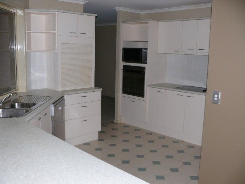 13 Leyshon Court, BONOGIN QLD 4213, Bonogin - Thumbnail 2