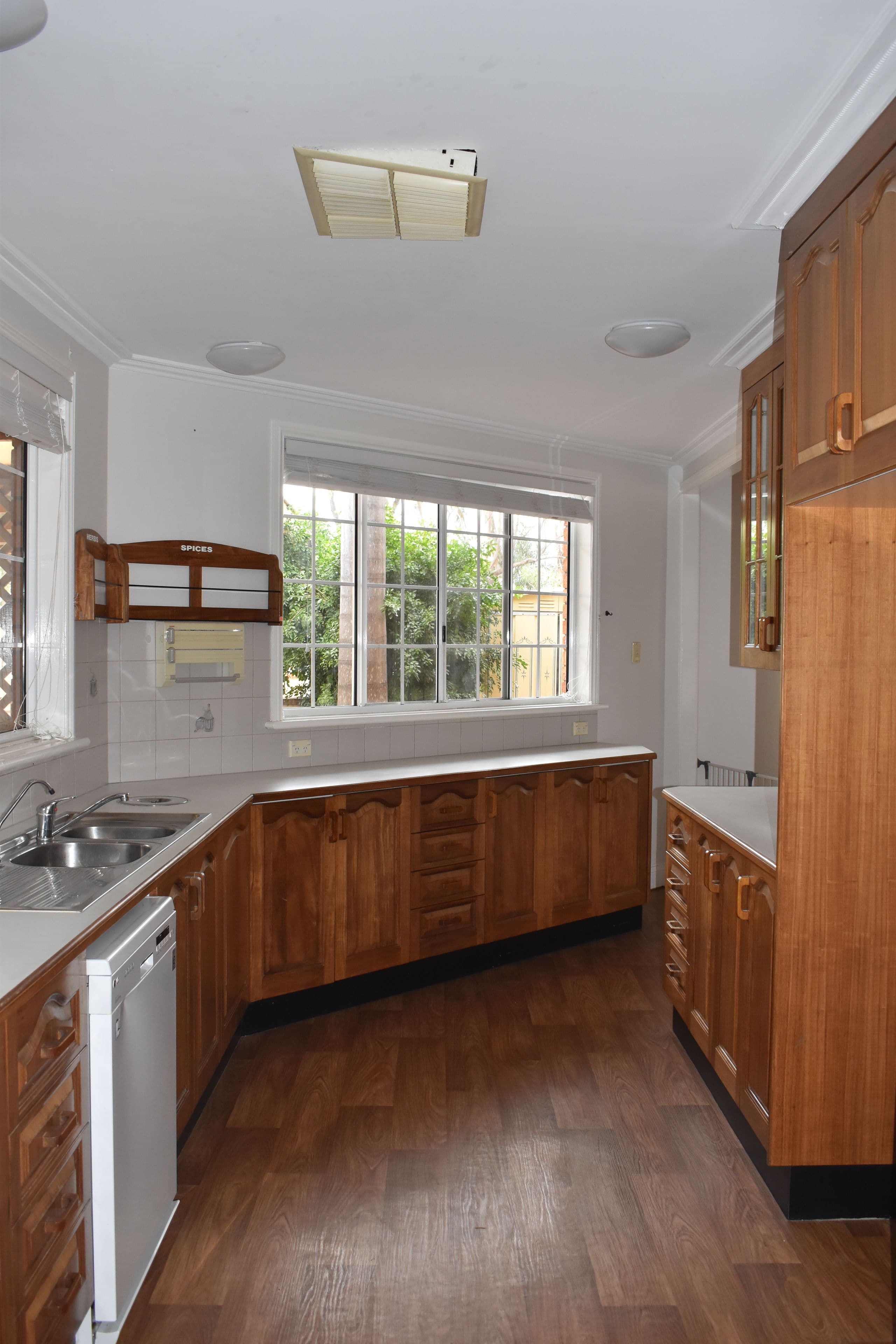 63 Loch Street, Emerald QLD 4720, Emerald - Thumbnail 2