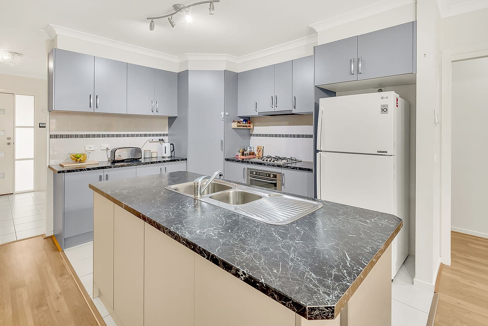 28 Greenham Avenue, Craigieburn VIC 3064, Craigieburn - Thumbnail 3