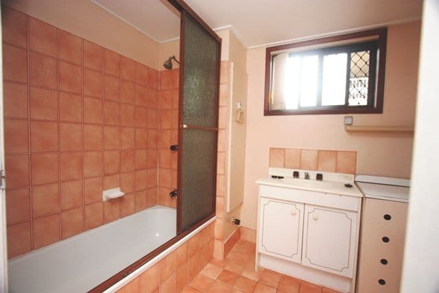 16 Madang Crescent, RUNAWAY BAY QLD 4216, Runaway Bay - Thumbnail 6
