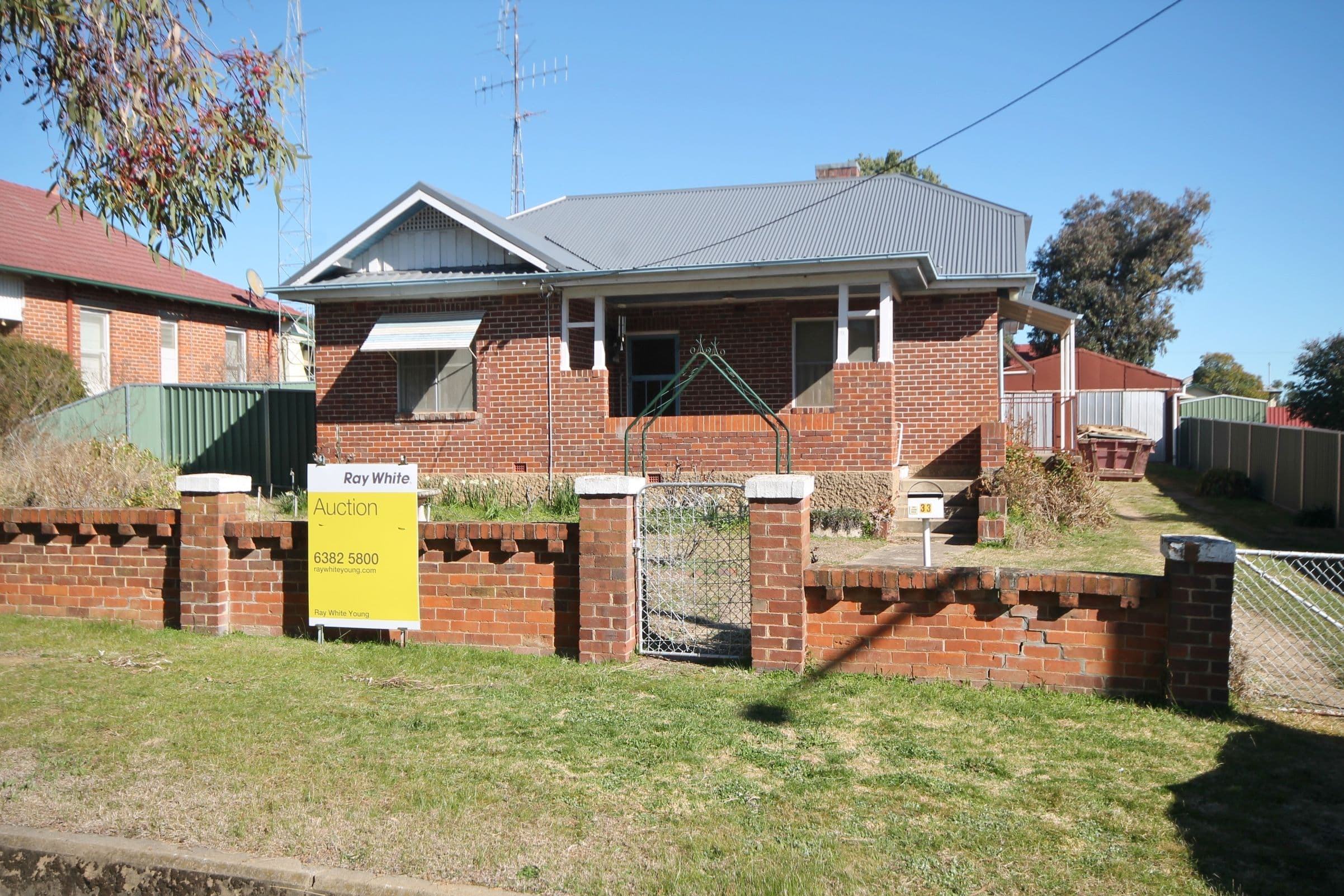 33 Caple Street, Young - Image 1