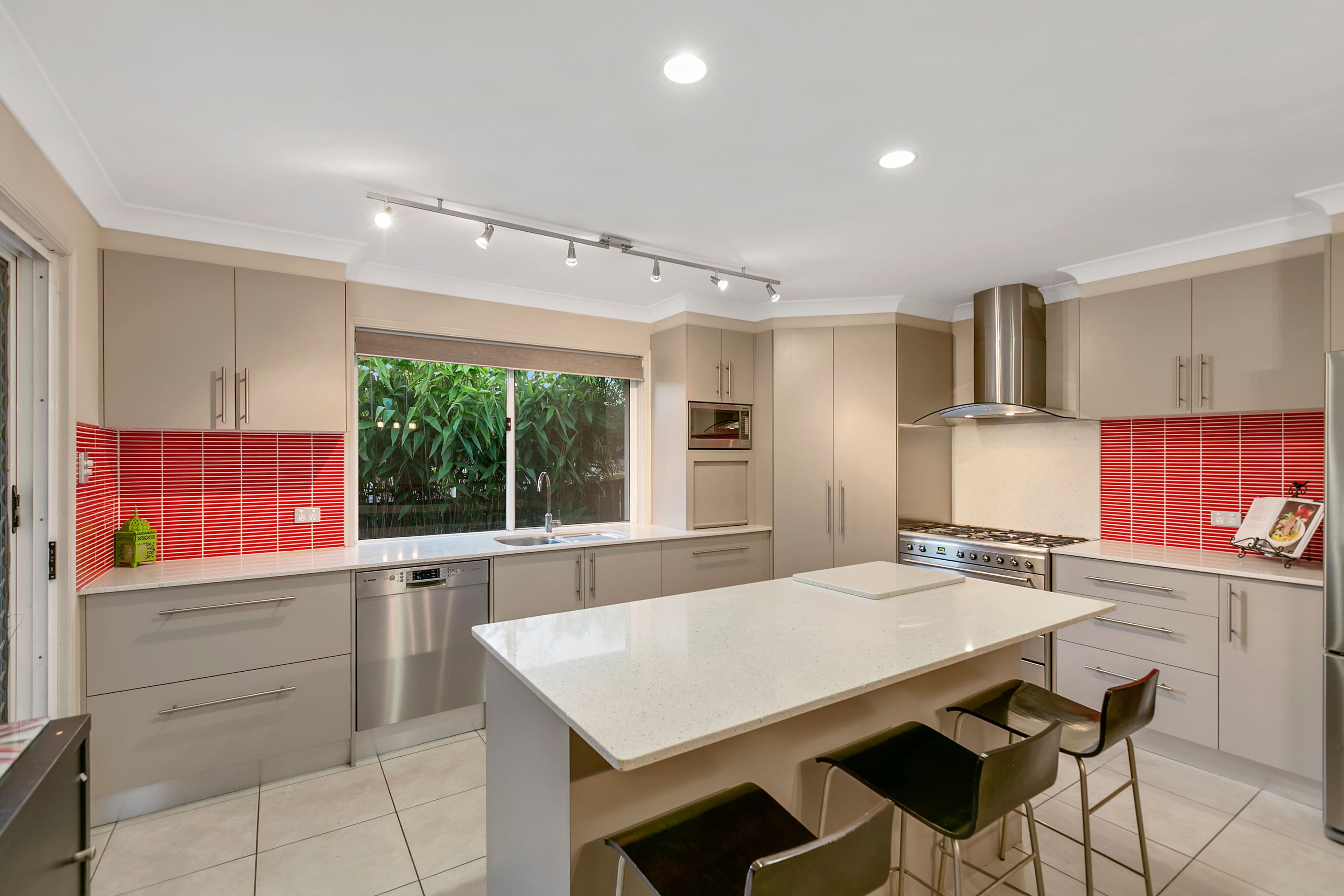 11 Kanton Place, Pacific Pines QLD 4211, Pacific Pines - Thumbnail 2