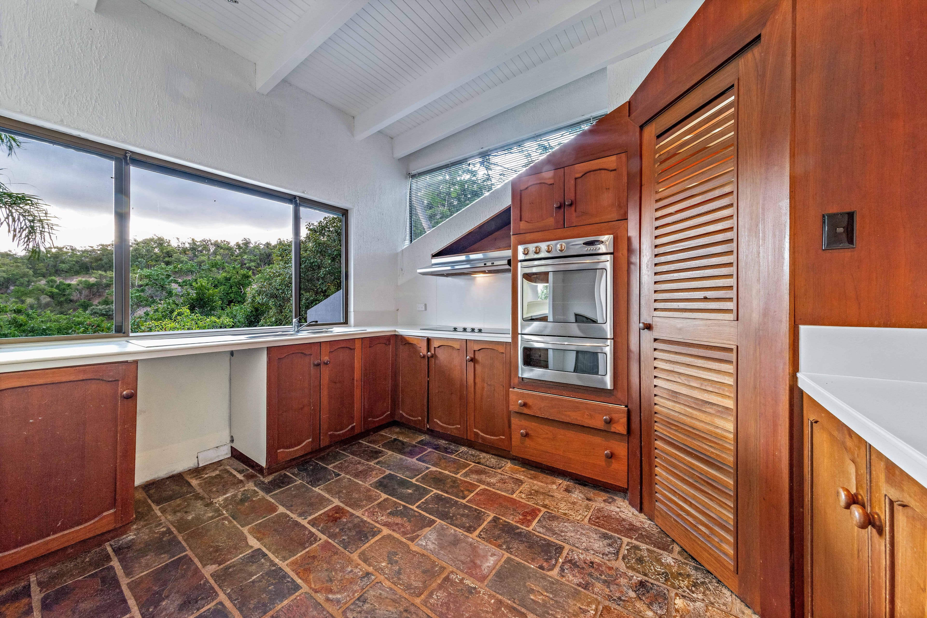 4 Harbour Avenue, Shute Harbour QLD 4802, Shute Harbour - Thumbnail 4