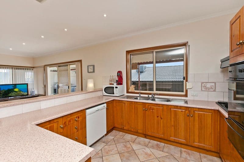 4 Trowbridge Circuit, GULFVIEW HEIGHTS SA 5096, Gulfview Heights - Thumbnail 3