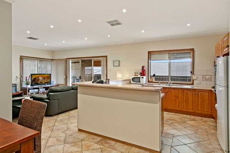 4 Trowbridge Circuit, GULFVIEW HEIGHTS SA 5096, Gulfview Heights - Thumbnail 4