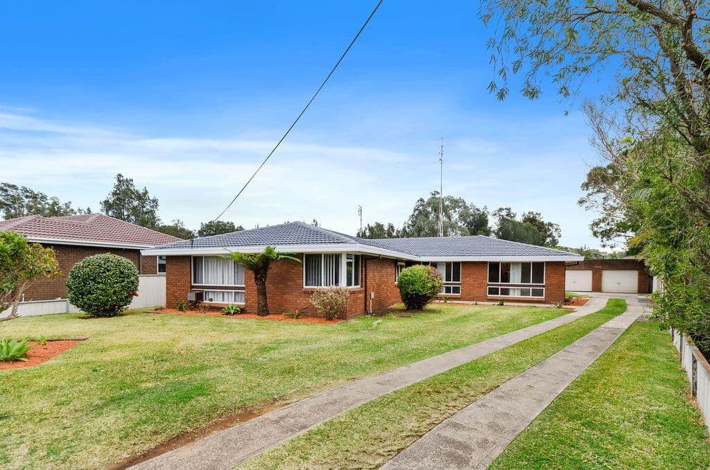 4 Oaks Avenue, Kanahooka - Image 1