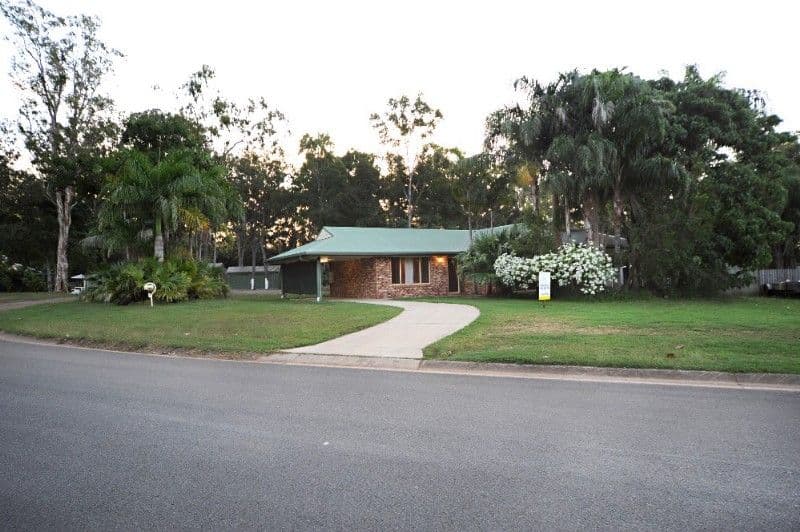 12 Hazelwood Crescent, CANNONVALE QLD 4802, Cannonvale - Thumbnail 3