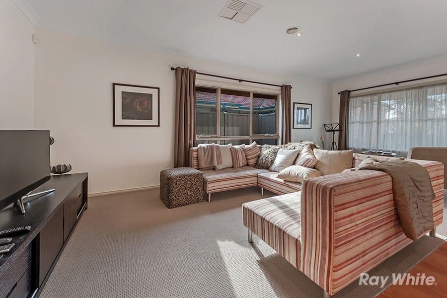 19 Yendon Close, Caroline Springs VIC 3023, Caroline Springs - Thumbnail 2
