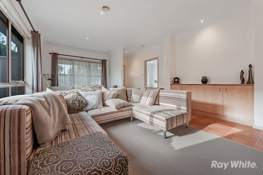 19 Yendon Close, Caroline Springs VIC 3023, Caroline Springs - Thumbnail 3