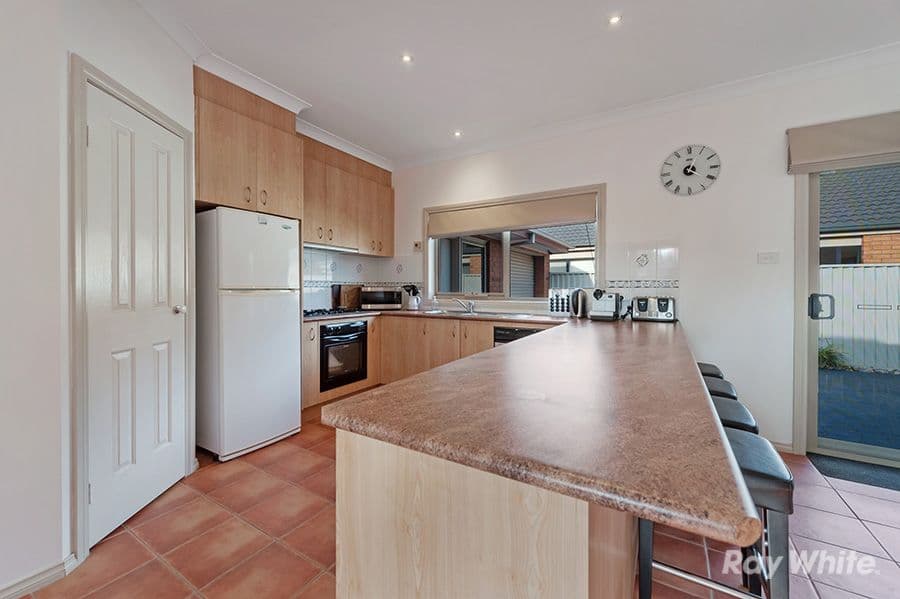 19 Yendon Close, Caroline Springs VIC 3023, Caroline Springs - Thumbnail 8