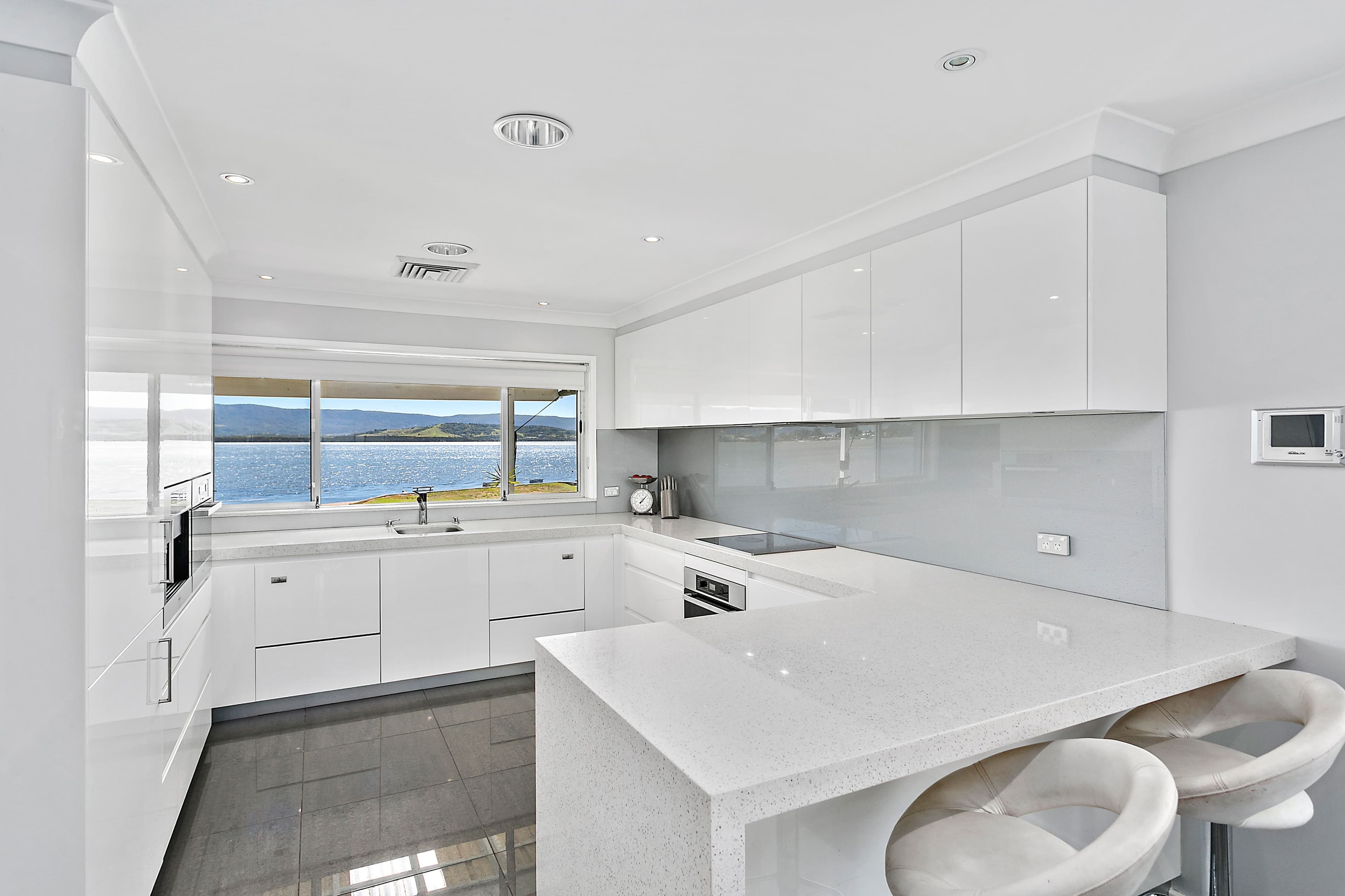 107 The Esplanade, Oak Flats - Thumbnail 3