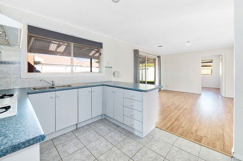 12 Greenmantle Close, Cranbourne West VIC 3977, Cranbourne West - Thumbnail 3